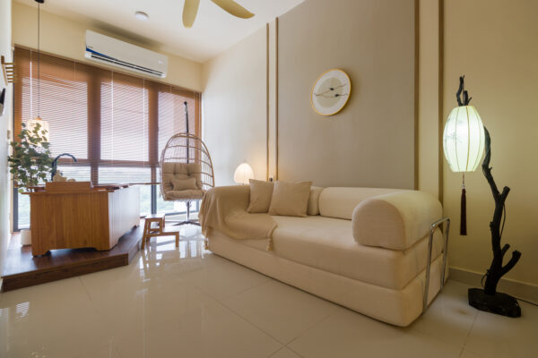 Calm living area at FIVE SENSES – KIP CORE featuring neutral tones, soft lighting, and a minimalist interior concept.