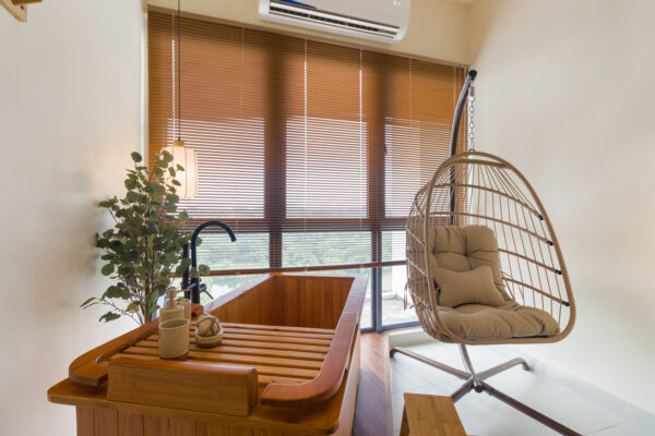 Japanese-inspired bathtub corner at FIVE SENSES – KIP CORE with timber finishes and natural light.