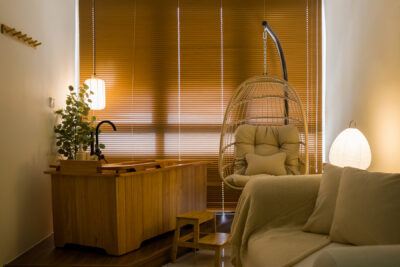 Warm interior atmosphere at FIVE SENSES – KIP CORE featuring a bathtub area and lounge seating with soft ambient light.